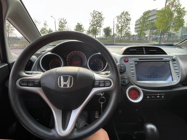2012 Honda FIT VTI-S 白 僅跑12萬  無重大事故 無泡水 已認證 中控螢幕 倒車顯影 行車記錄器  第6張相片