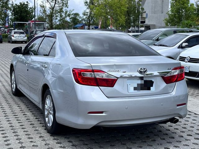 2013 Toyota Camry 2.5 銀 跑19萬 無重大事故 無泡水 已認證  里程保證‼️ 中控螢幕 倒車顯影  第2張相片