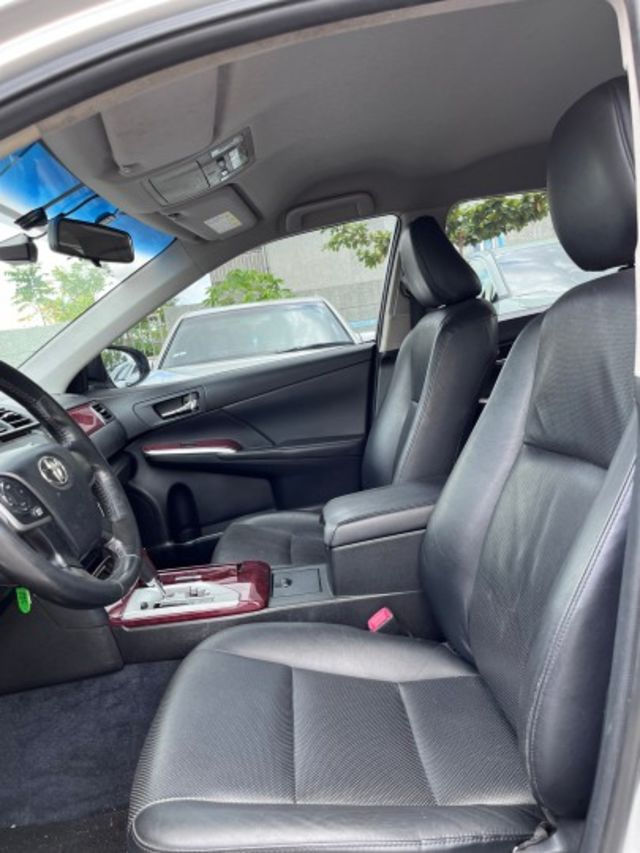 2013 Toyota Camry 2.5 銀 跑19萬 無重大事故 無泡水 已認證  里程保證‼️ 中控螢幕 倒車顯影  第3張相片
