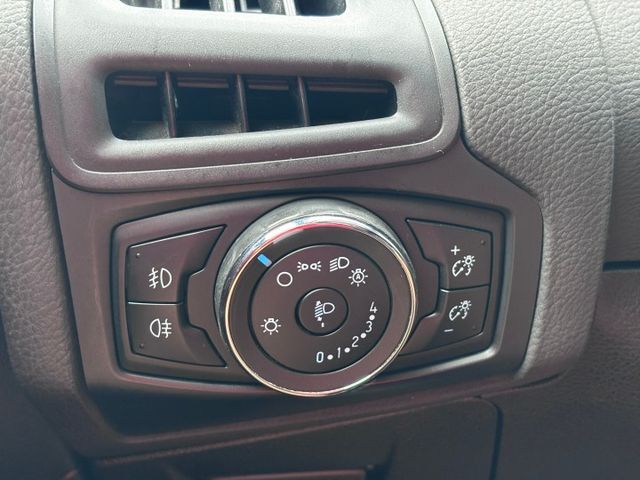 2013年 Ford Focus 2.0 里程13萬 原版件 可認證 無泡水 中控螢幕 倒車顯影 雙雙區恆溫空調  第11張相片