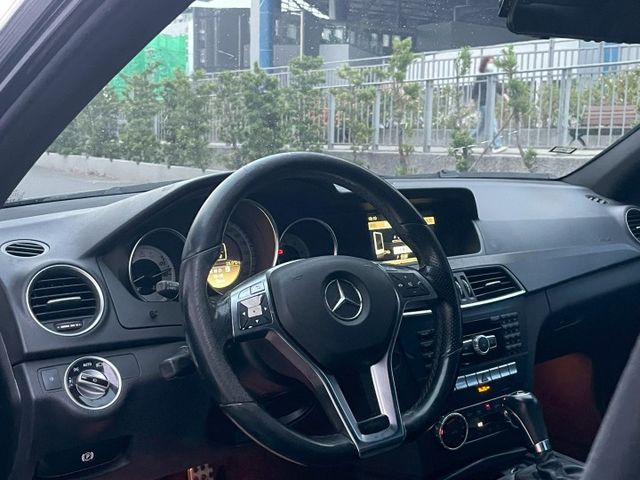 2011年 Benz W204 C250 黑｜經典不敗的德系後驅房車  僅跑17.6萬公里｜里程保證｜無重大事故｜無泡水  第3張相片