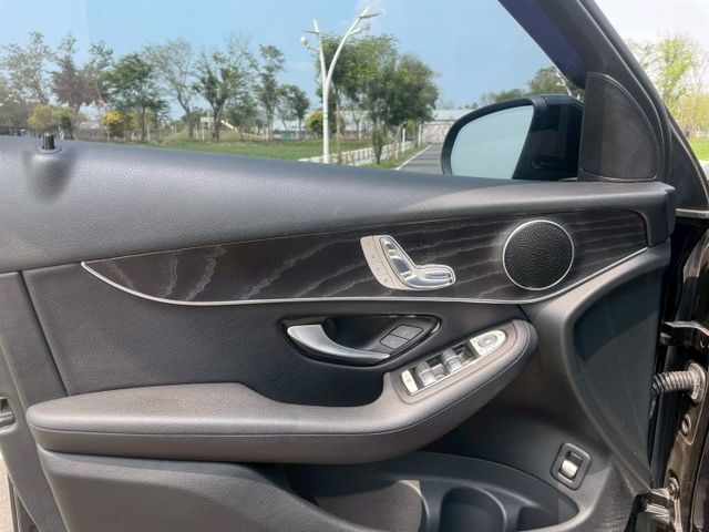 2017年 Benz GLC300 SUV 僅跑14.3萬 里程保證  原版件 保證無重大事故 無泡水  第7張相片