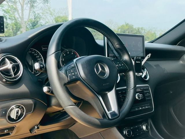 2013/14年 Benz A180 白 在店 僅跑12萬 里程保證  第5張相片