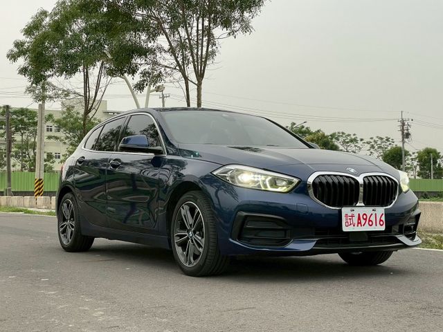 2020年 BMW 118i Edition Sport（藍）｜歡迎預約賞車  僅跑9萬公里｜原版件｜無重大事故／無泡水  第3張相片