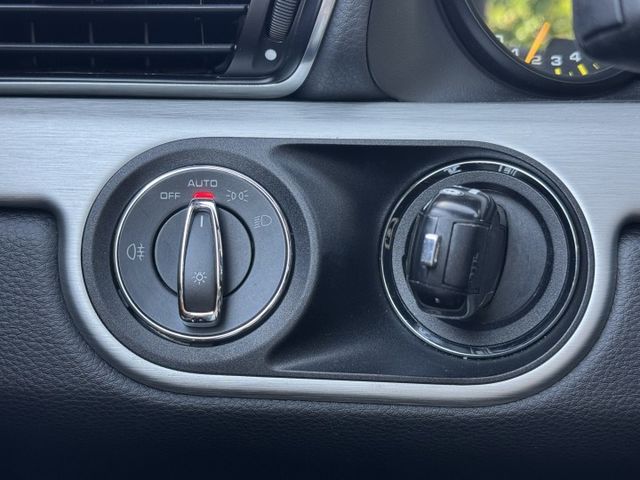 PSAM電子懸吊/HID魚眼頭燈/PCCB陶瓷煞車/麂皮頂篷/麂皮內裝/跑車計時套件/倒車攝影  第12張相片