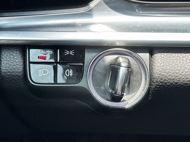 自動跟車定速/十四向電動椅/通風電熱椅/倒車攝影/衛星導航/戰鬥尾翼/擾流板升降  第12張相片