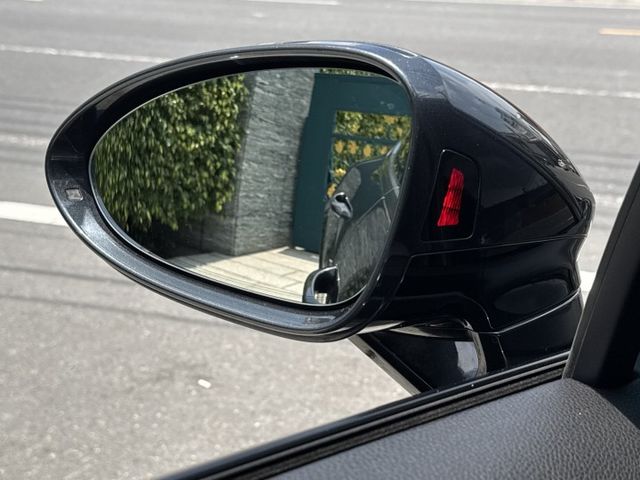 自動跟車定速/十四向電動椅/通風電熱椅/倒車攝影/衛星導航/戰鬥尾翼/擾流板升降  第16張相片