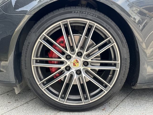 自動跟車定速/十四向電動椅/通風電熱椅/倒車攝影/衛星導航/戰鬥尾翼/擾流板升降  第18張相片