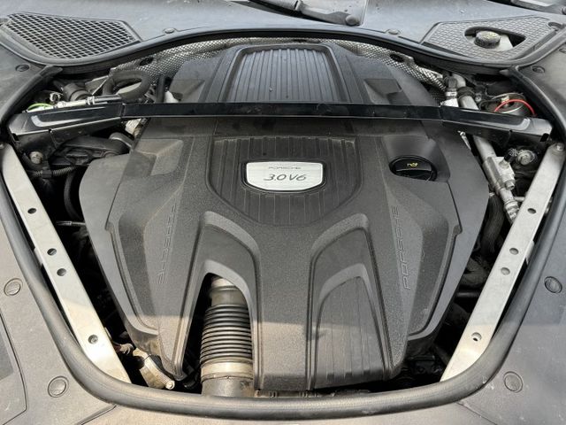 自動跟車定速/十四向電動椅/通風電熱椅/倒車攝影/衛星導航/戰鬥尾翼/擾流板升降  第19張相片