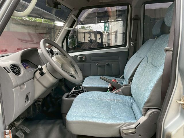 2011 凌厲 箱型車5人座 僅跑19.6萬 里程保證  第5張相片