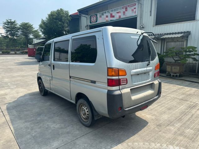 2010 凌厲 箱型車2人座 僅跑25萬 里程保證  無泡水 載貨最適合  第3張相片