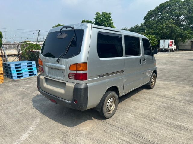 2010 凌厲 箱型車2人座 僅跑25萬 里程保證  無泡水 載貨最適合  第4張相片