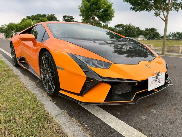 2014/15年式 LP610-4  改裝：新款小牛tecnica全碳纖維外觀  超炸排氣管 鍛造鋁圈  第2張相片