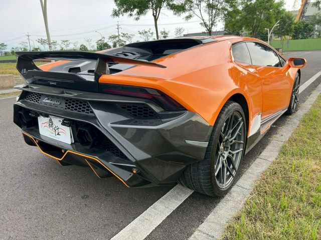 2014/15年式 LP610-4  改裝：新款小牛tecnica全碳纖維外觀  超炸排氣管 鍛造鋁圈  第4張相片