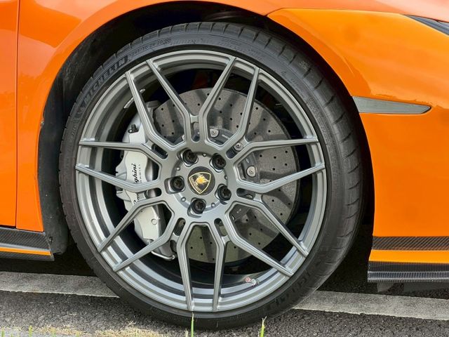 2014/15年式 LP610-4  改裝：新款小牛tecnica全碳纖維外觀  超炸排氣管 鍛造鋁圈  第7張相片