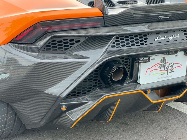 2014/15年式 LP610-4  改裝：新款小牛tecnica全碳纖維外觀  超炸排氣管 鍛造鋁圈  第9張相片