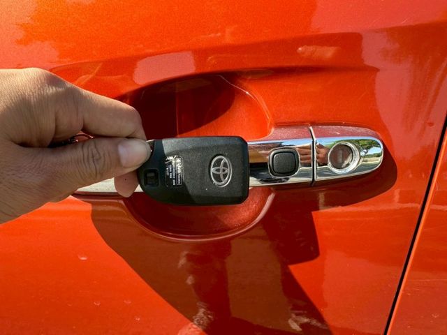 2014 Toyota Yaris 璀璨橘 僅跑10.6萬保證里程、無重大事故、無泡水  第9張相片