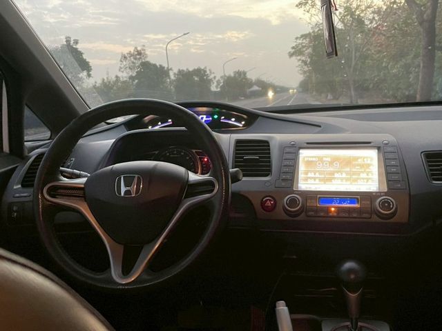 2011 Honda Civic K12 1.8 白 換上帥帥的空力套件 等帥帥的你來開~  第7張相片