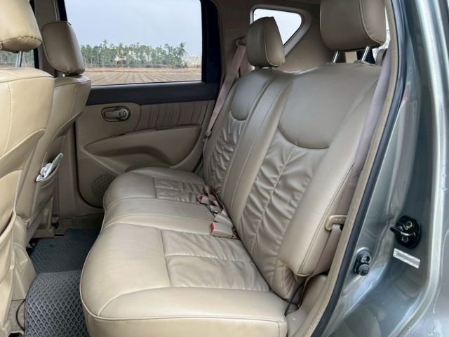 2011 Nissan Livina 1.6灰 僅跑18.7萬保證里程、無泡水、無重大事故 後座可6/4分離、通勤代步的  第7張相片