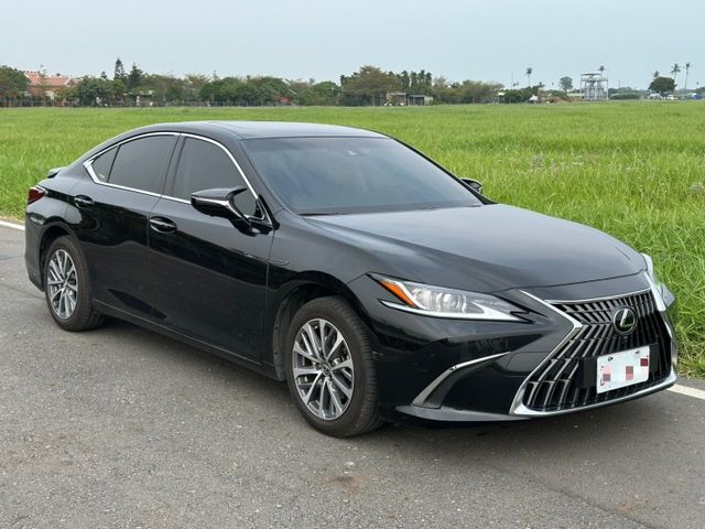 2022 Lexus ES200  保證里程、原版件、無泡水 內外氣氛極佳 等你來賞車~  第2張相片