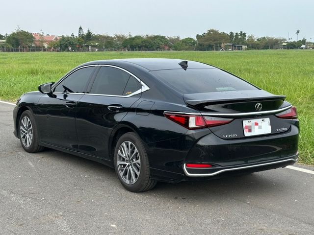 2022 Lexus ES200  保證里程、原版件、無泡水 內外氣氛極佳 等你來賞車~  第4張相片