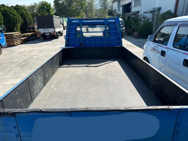 2017 Mitsubishi DELICA 保證里程、無泡水 水路引擎正常、冷氣會冷 貨斗整新完畢、賺錢車等你帶回家  第2張相片