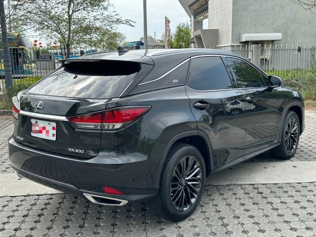2022 Lexus RX300 黑 保證里程、原版件、無泡水 重點配備：駕駛座電動記憶座椅、雙前通風椅、無線充電器  第3張相片
