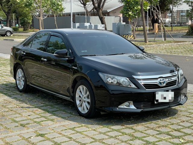 2014 Toyota Camry Hybrid 黑 僅跑10萬而已 里程保證 原版件 保證無重大事故 無泡水 已認證  第1張相片