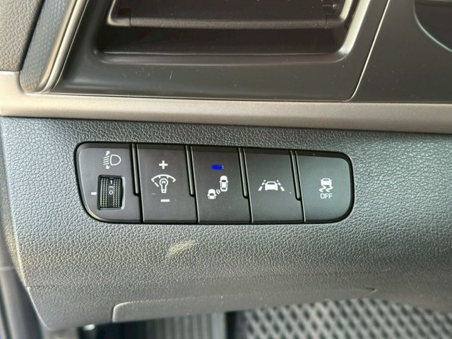 2020 Hyundai Elantra GLS 僅跑5.7萬保證里程、原版件、無泡水 重點配備：跟車定速系統、一鍵啟動  第10張相片