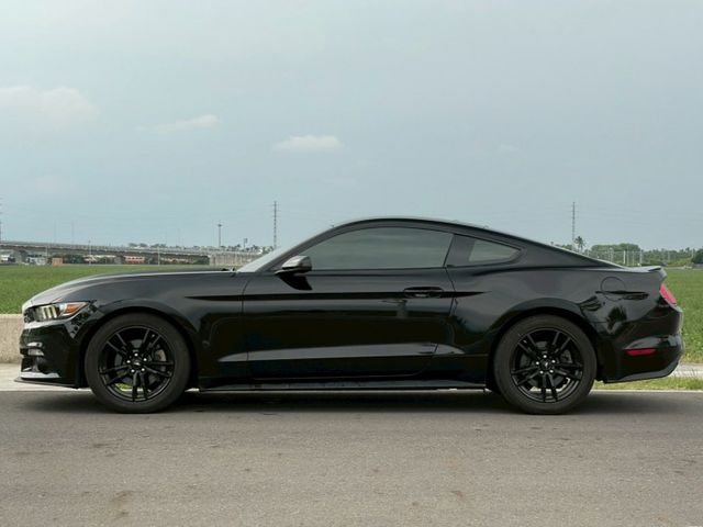 2017 Ford Mustang 2.3T 黑 僅跑10.7萬 里程保證 保證無重大事故 無泡水 重點配備（依實車為  第2張相片