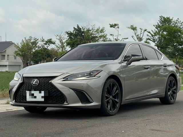 2022 Lexus ES250 F-Sport 鈦色 僅跑4.6萬 里程保證 原版件 保證無重大事故 無泡水 重點配備  第1張相片