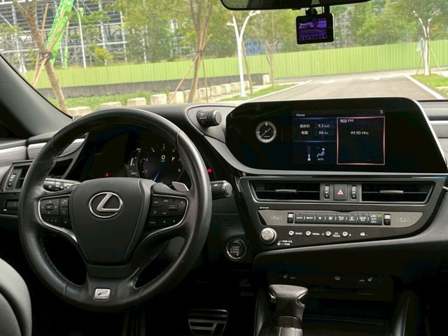 2022 Lexus ES250 F-Sport 鈦色 僅跑4.6萬 里程保證 原版件 保證無重大事故 無泡水 重點配備  第9張相片