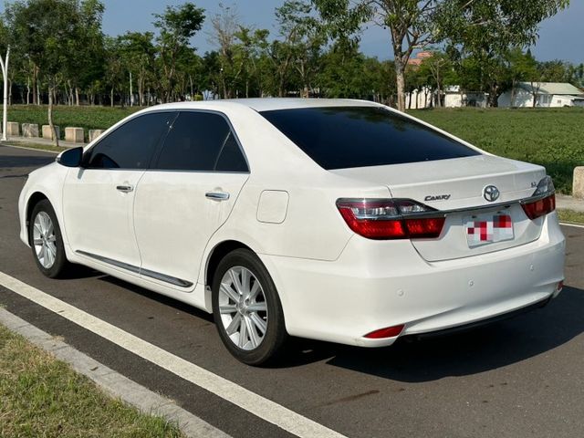 2015 Toyota Camry 2.0 天使白 保證里程、無重大事故、無泡水 重點配備：一鍵啟動、摸門解鎖、安卓機、  第3張相片