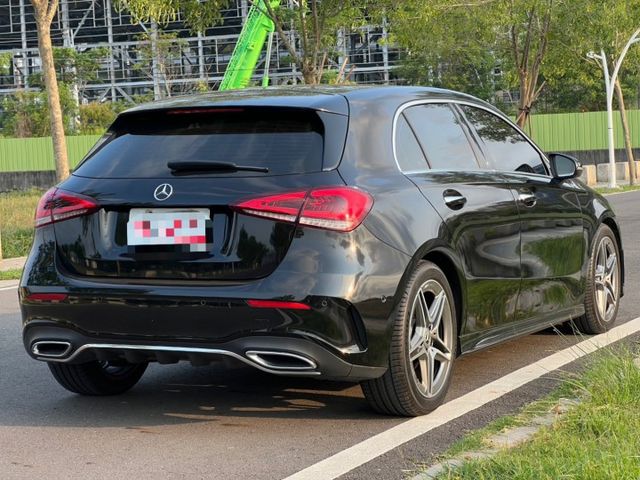 2022 Mercedes Benz A180 1.3 才跑不到4萬！、原版件、無泡水 質感小車、小小的空間給你大大的駕  第3張相片