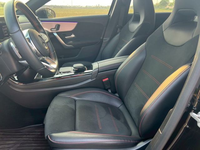 2022 Mercedes Benz A180 1.3 才跑不到4萬！、原版件、無泡水 質感小車、小小的空間給你大大的駕  第5張相片