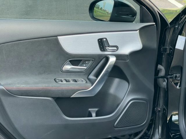 2022 Mercedes Benz A180 1.3 才跑不到4萬！、原版件、無泡水 質感小車、小小的空間給你大大的駕  第7張相片