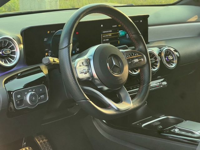 2022 Mercedes Benz A180 1.3 才跑不到4萬！、原版件、無泡水 質感小車、小小的空間給你大大的駕  第9張相片