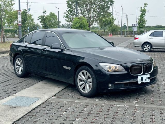 2012 BMW 730i 黑 才跑6.7萬保證里程、無重大事故、無泡水 重點配備：通風記憶座椅、四驅恆溫空調、車門電動  第2張相片