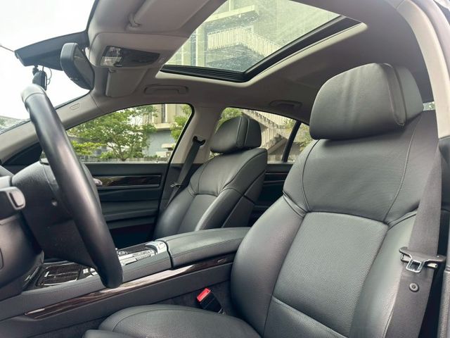 2012 BMW 730i 黑 才跑6.7萬保證里程、無重大事故、無泡水 重點配備：通風記憶座椅、四驅恆溫空調、車門電動  第6張相片