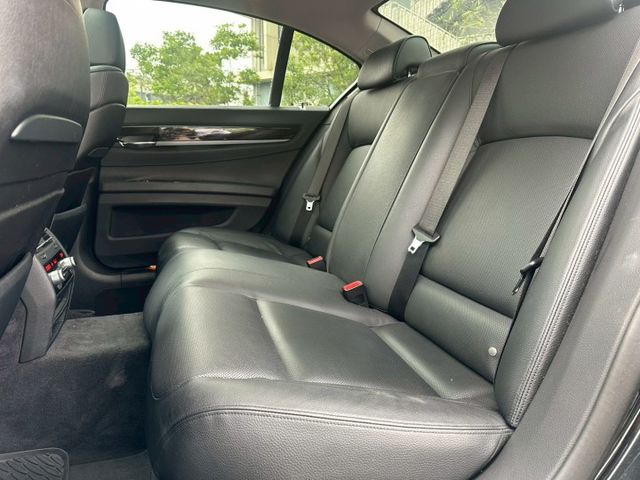 2012 BMW 730i 黑 才跑6.7萬保證里程、無重大事故、無泡水 重點配備：通風記憶座椅、四驅恆溫空調、車門電動  第7張相片