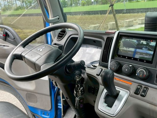 自排貨車！自排貨車！ 2023 Mitsubishi Canter 12.5呎升降尾門 原版件、保證里程才跑不到8萬、無  第6張相片