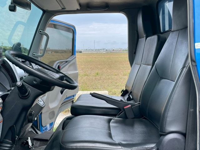 自排貨車！自排貨車！ 2023 Mitsubishi Canter 12.5呎升降尾門 原版件、保證里程才跑不到8萬、無  第8張相片