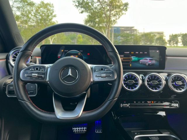 2022 Mercedes Benz A180 1.3 才跑不到4萬！、原版件、無泡水 質感小車、小小的空間給你大大的駕  第8張相片