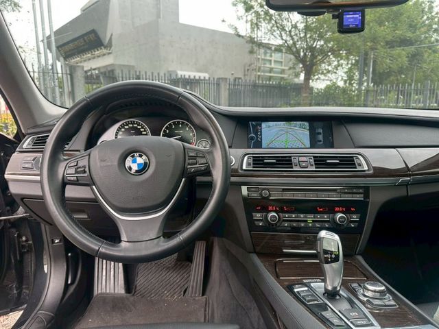 2012 BMW 730i 黑 才跑6.7萬保證里程、無重大事故、無泡水 重點配備：通風記憶座椅、四驅恆溫空調、車門電動  第5張相片