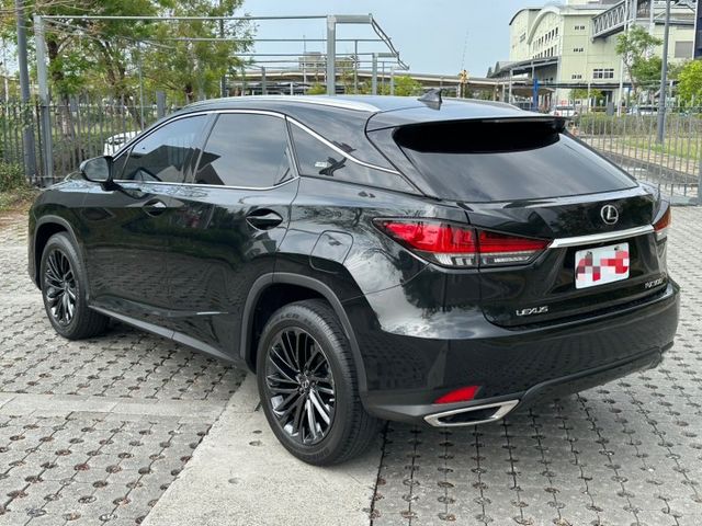 2022 Lexus RX300 黑 保證里程、原版件、無泡水 重點配備：駕駛座電動記憶座椅、雙前通風椅、無線充電器  第4張相片