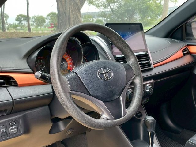 2015 Toyota Yaris 1.5 白 僅跑12萬公里 里程保證 定時定期保養 原版件 無重大事故 無泡水  第6張相片