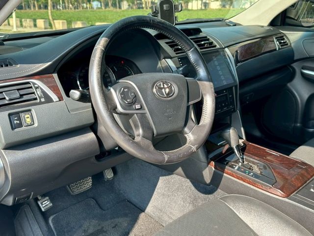 2015 Toyota Camry 2.0 天使白 保證里程、無重大事故、無泡水 重點配備：一鍵啟動、摸門解鎖、安卓機、  第4張相片