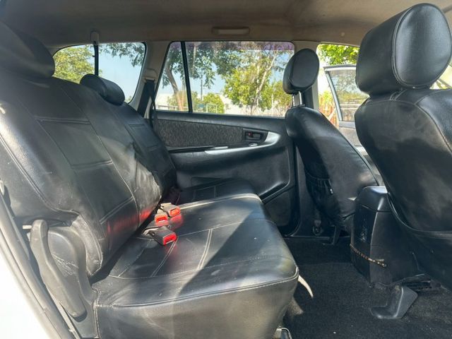 2015 Toyota Innova 2.0 銀 保證里程、無重大事故、無泡水 重點配備：倒車顯影、娛樂顯示屏幕、後座傾  第7張相片