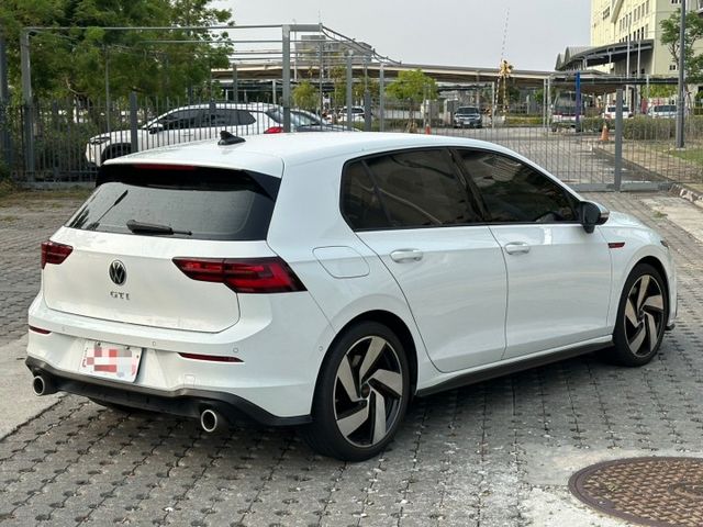 2024 Volkswagen Golf GTI 2.0 僅跑1.6萬 里程保證 原廠保養 原廠保固 原版件  第3張相片