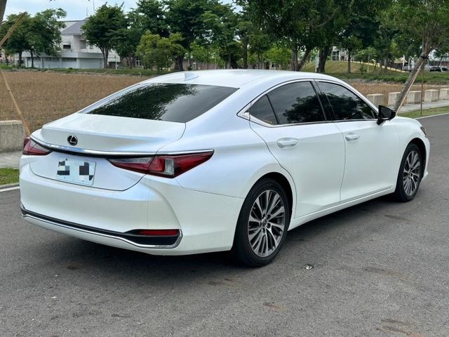 2018 Lexus ES250 炫彩白（原色極光鈦） 保證里程9.5萬、無重大事故、無泡水 重點配備：跟車定速系統、雙  第3張相片